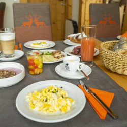 Frühstückstisch – Hotel Garni Haus Tyrol, 3-Sterne Hotel Pension in Obertauern